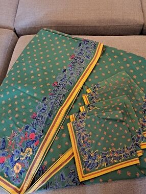 Williams Sonoma Tablecloth and 6 Napkin Set " French Country "